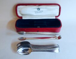 George III teaspoons and tongs in case Set of George III silver teaspoons and tongs