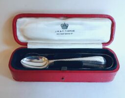 Set of George III silver teaspoons and tongs